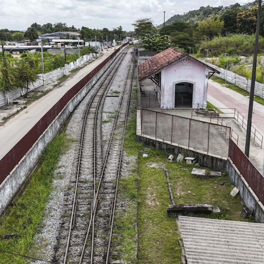 Cercas de contenção foram instaladas para prevenir o acesso ao trilho do trem, identificado como uma área de risco