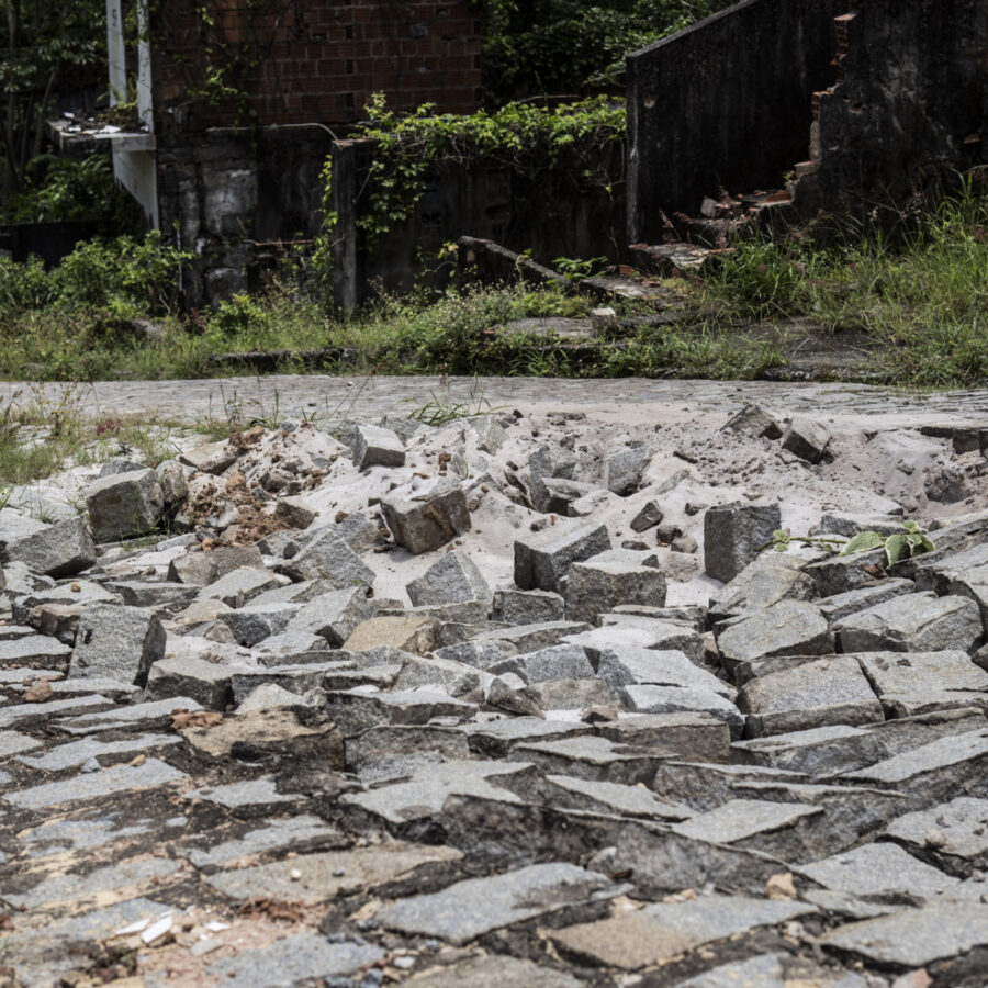 Uma rua afundada em uma das zonas afetadas pelo desastre
