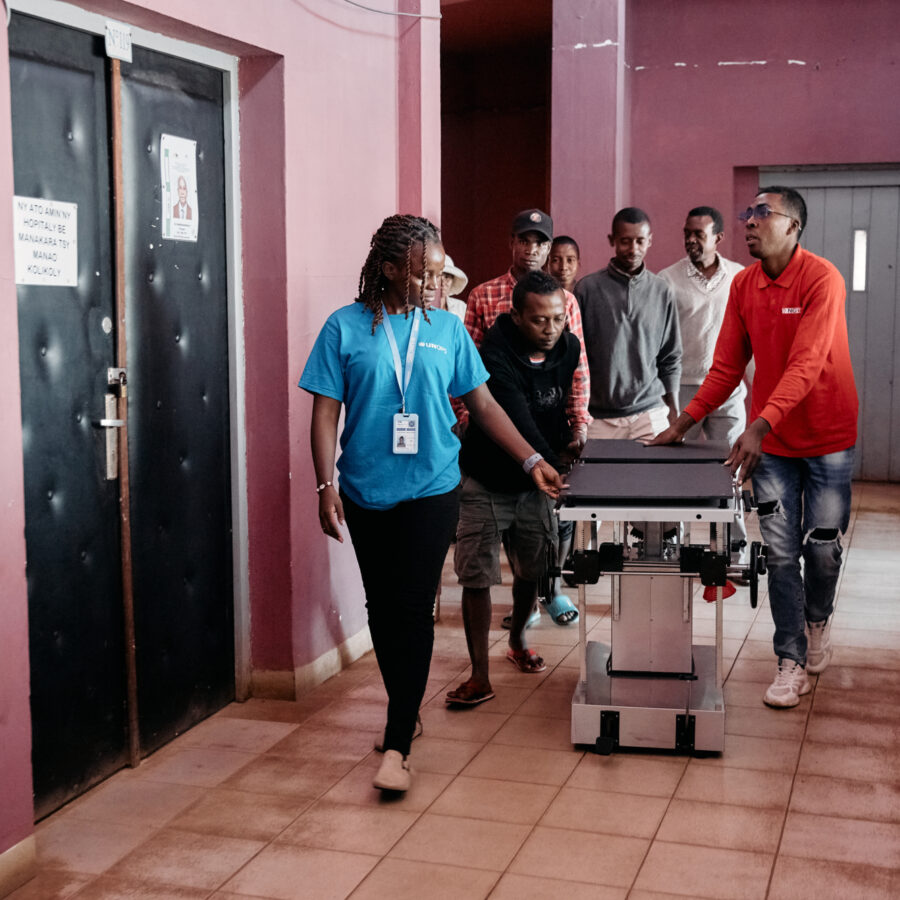 Transport de la nouvelle table au bloc opératoire pour installation