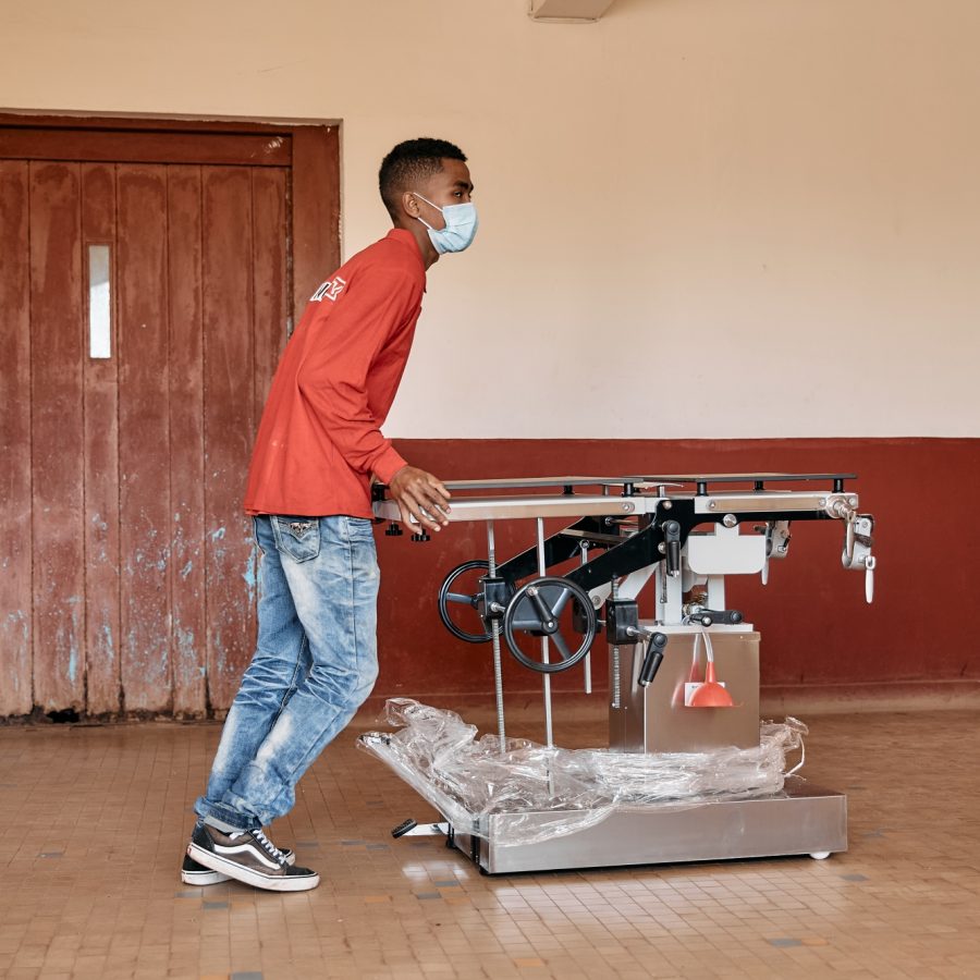 Livraison d’une nouvelle table d’opération