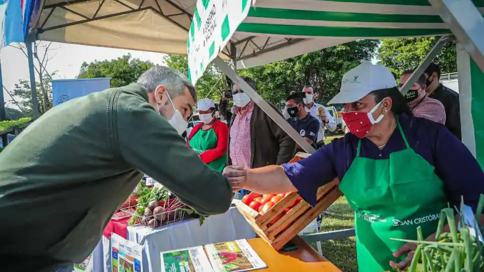 El Presidente Mario Abdo Benítez visita una de las ferias de agricultura local.