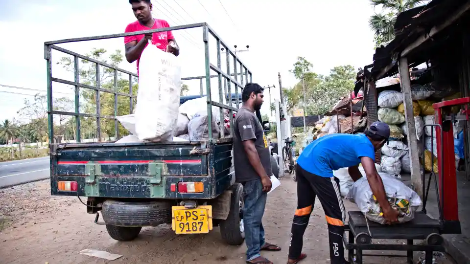 La récupération des ressources par la collecte et la commercialisation des déchets recyclables contribue aux activités économiques locales et à la réduction de la pollution environnementale.