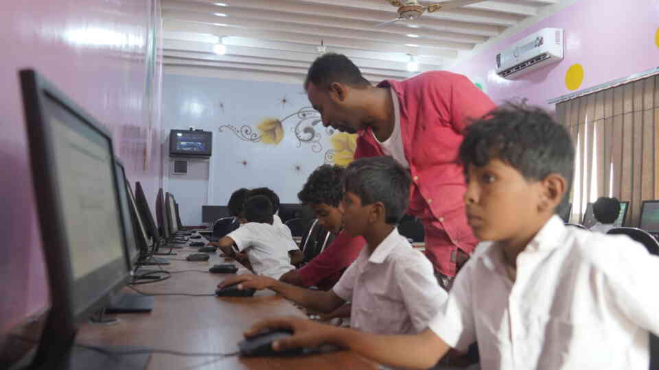 Estudiantes de primaria utilizan ordenadores en un laboratorio de la escuela Ba-Rasheed en Al Aaiún, en la provincia de Hadhramaut.