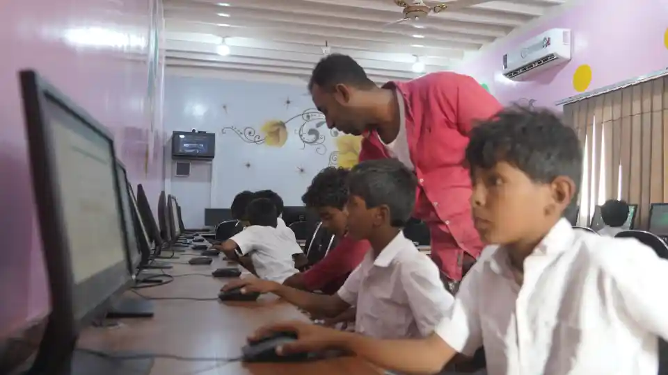 Des élèves du primaire utilisent des ordinateurs dans un laboratoire de l’école Ba-Rasheed à Al-Ayoun, dans le gouvernorat de Hadhramaut.