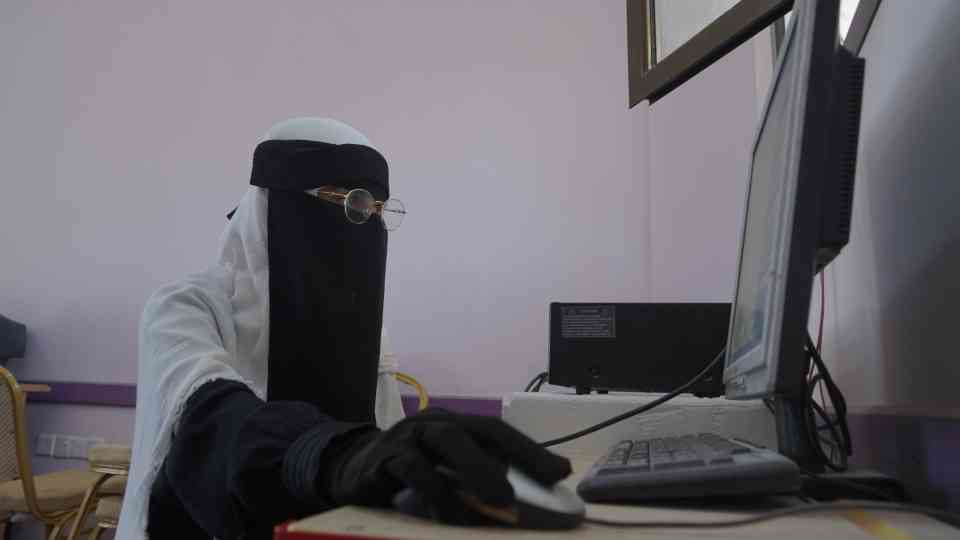 Ehsan, étudiante dans une école de Madoda, dans le gouvernorat de Hadhramaut, pratique l’informatique.