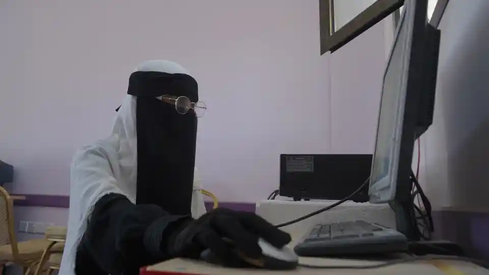 Ehsan, étudiante dans une école de Madoda, dans le gouvernorat de Hadhramaut, pratique l’informatique.