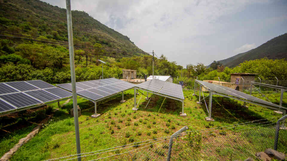Los paneles solares de este pozo de agua del distrito de Badan, en la provincia de Ibb, abastecen de agua corriente a los hogares.
