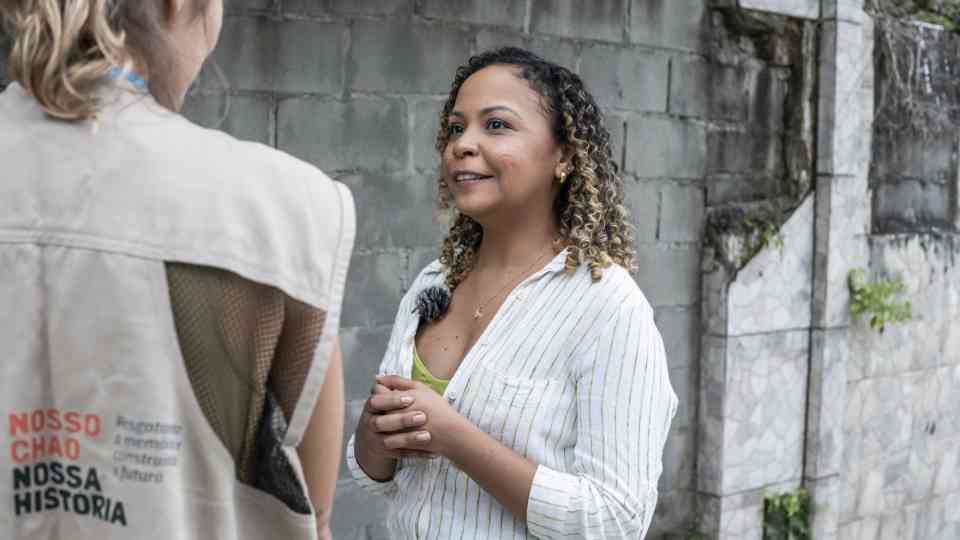 Roberta Santos, a displaced resident, talking with the project team