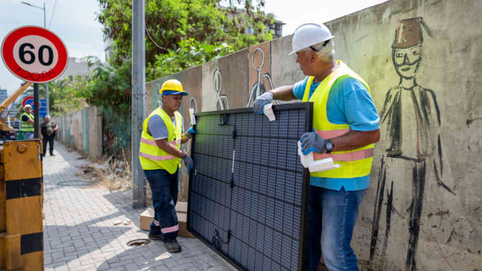 La instalación de 14 sistemas fotovoltaicos en varias zonas públicas mejorará la seguridad y promoverá la sostenibilidad ambiental.
