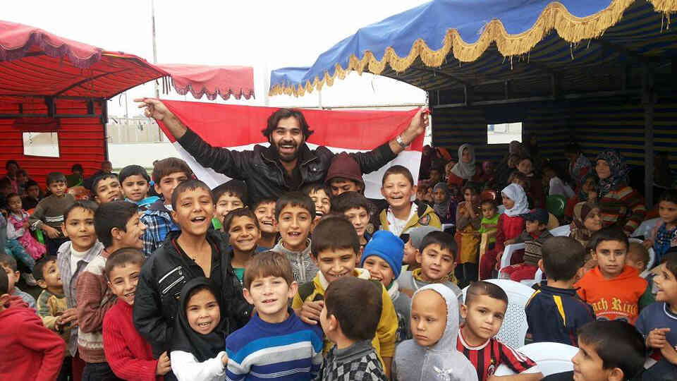 Des enfants célèbrent l'ouverture d'un centre de loisirs pour les jeunes dans un camp de personnes déplacées de Bagdad.