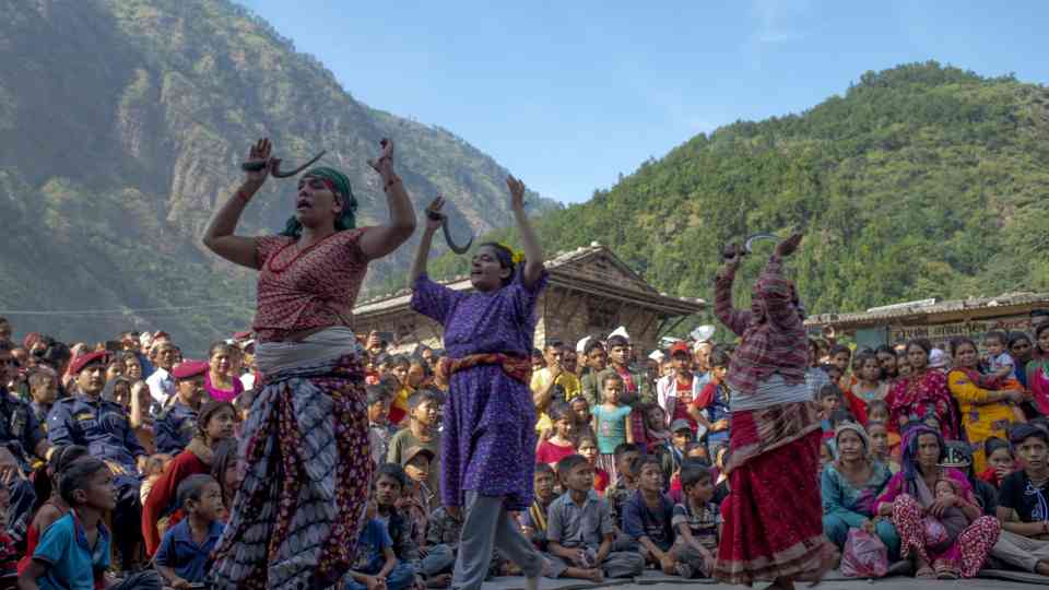 El público asiste a la representación en Rimma (Jajarkot).