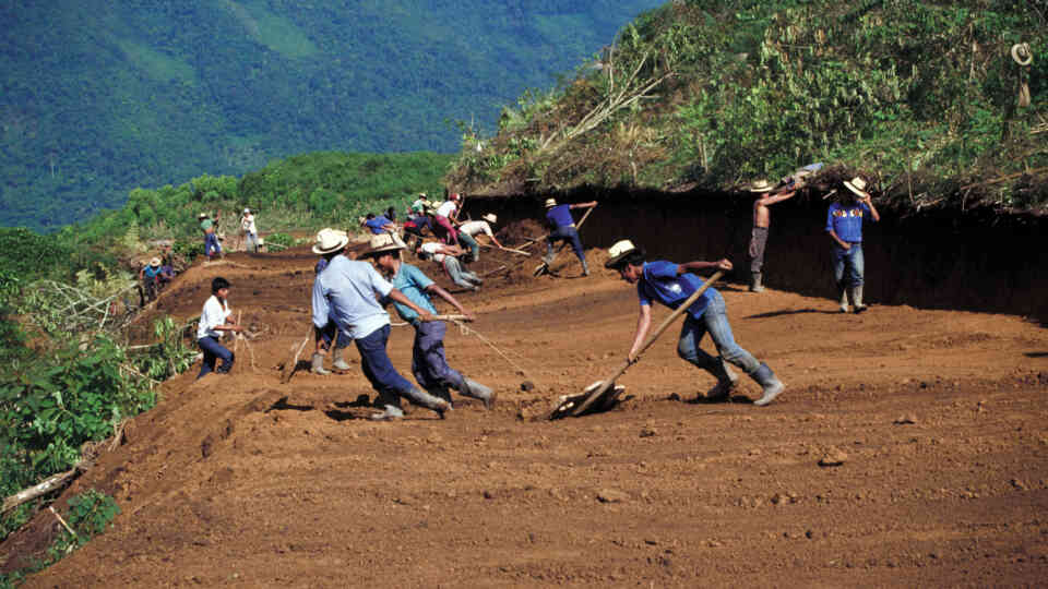 Afin que PRODERE soit accepté par les communautés, il était nécessaire que les activités du programme donnent des résultats concrets, à commencer par la réhabilitation des services et des infrastructures de base.
