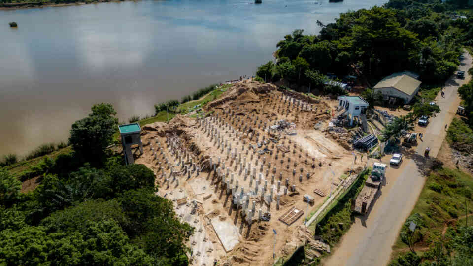Vista aérea de una nueva estación de bombeo de agua con energía solar que se está construyendo en Vohipeno, en la región de Fitovinany (Madagascar). © UNOPS/Harzoon Razafimandimby