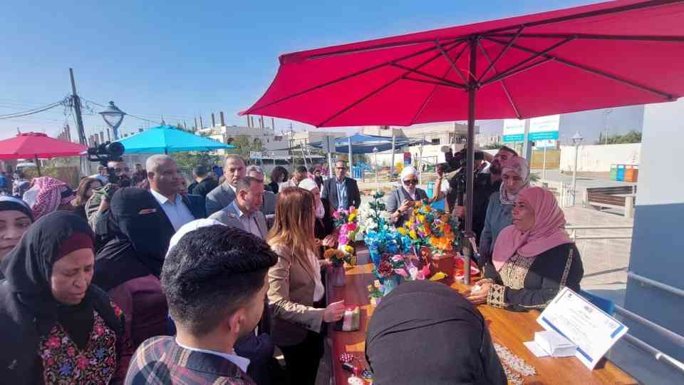 Un grupo de mujeres presenta sus productos en la ceremonia de inauguración celebrada el 6 de diciembre de 2022.