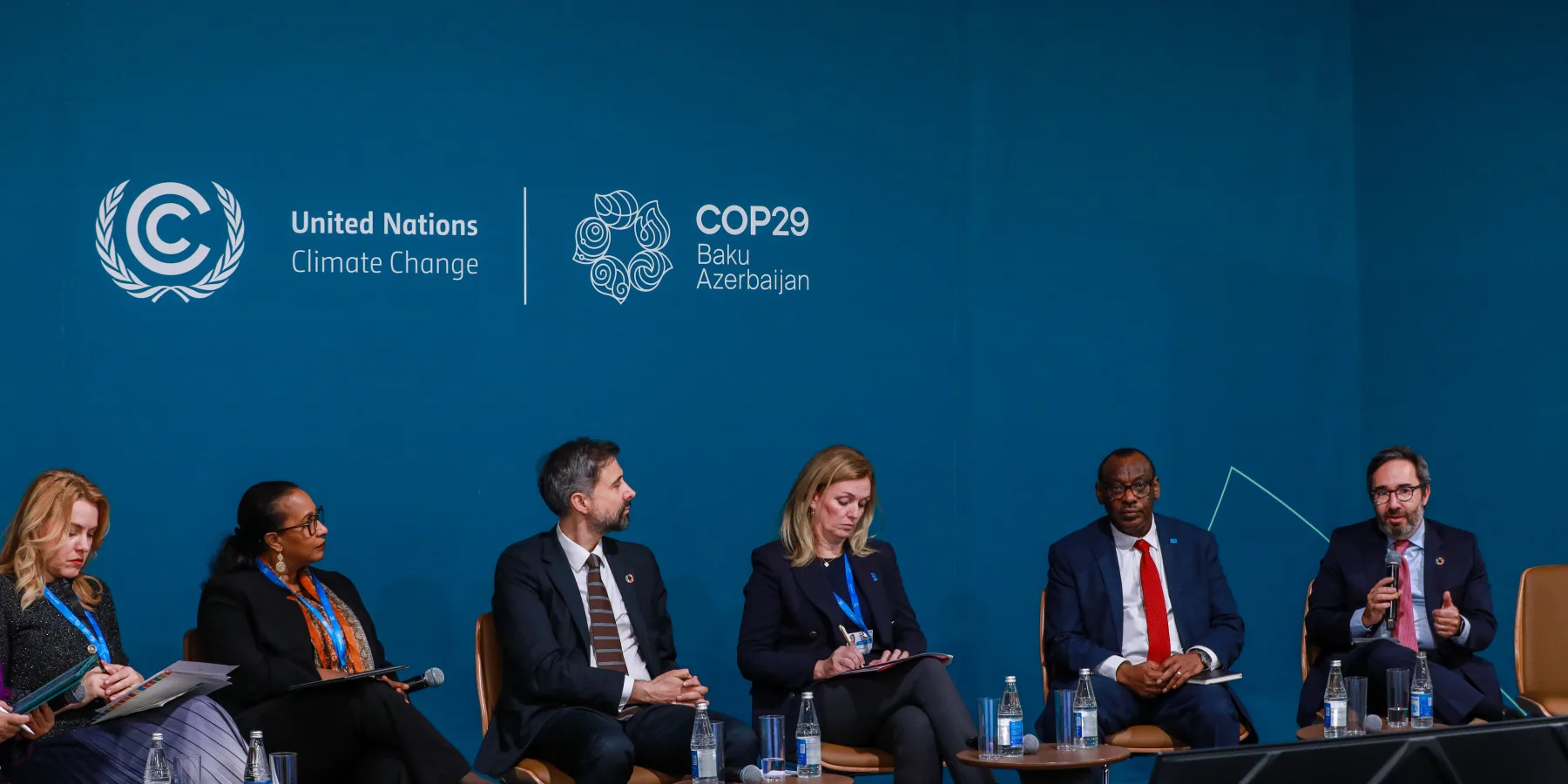 Le Directeur exécutif de l’UNOPS, Jorge Moreira da Silva, discutant des solutions concrètes à la triple crise planétaire lors d’une table ronde réunissant des responsables des Nations Unies et du Groupe de la gestion de l’environnement.