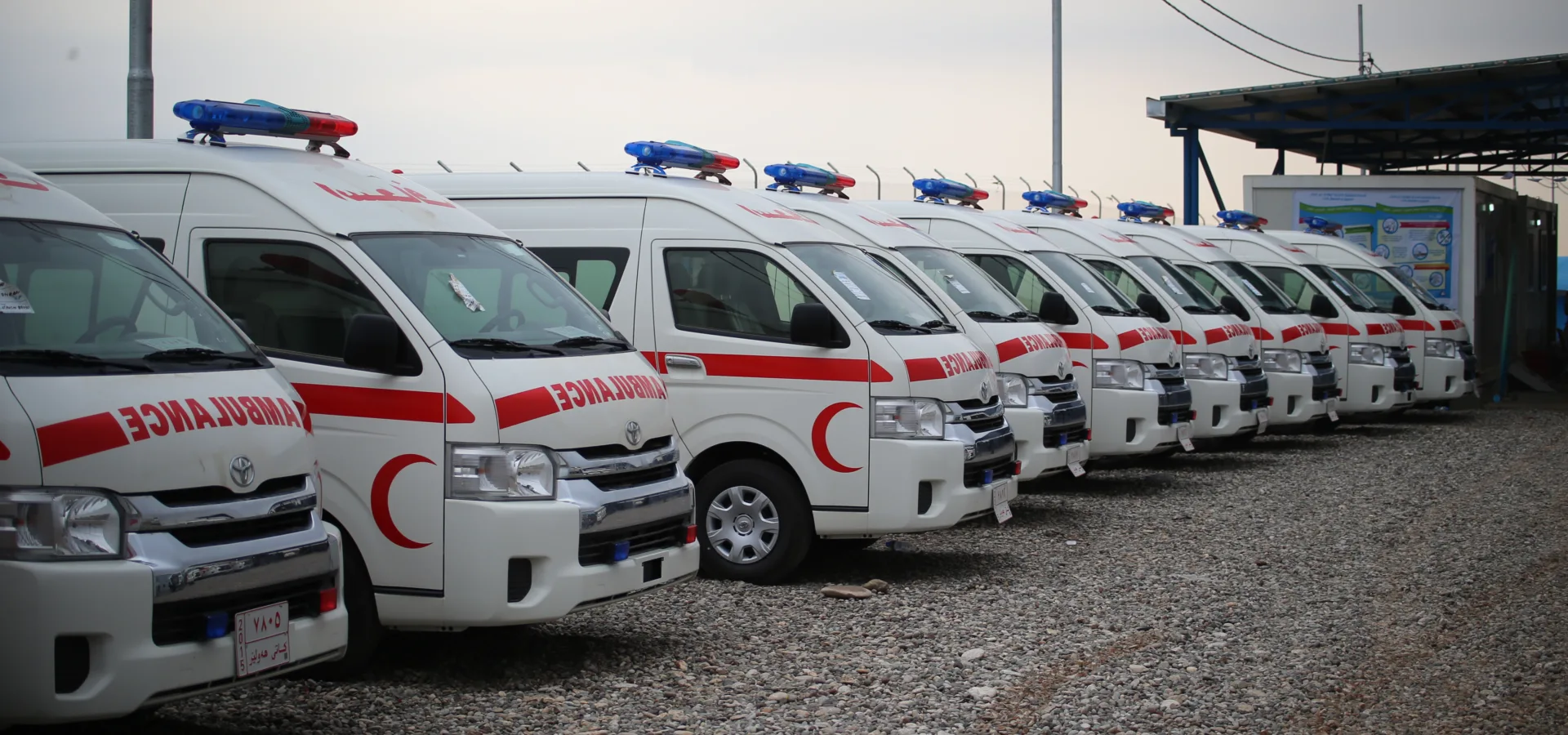 Quelques-unes des 20 ambulances entièrement équipées achetées grâce à des fonds du gouvernement du Japon.