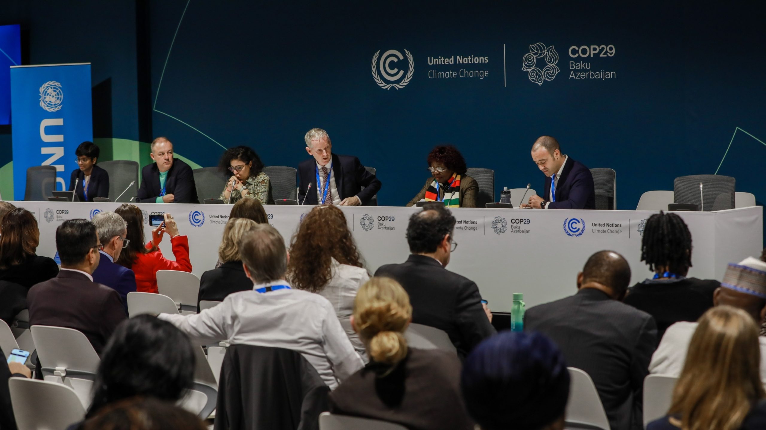 Simon Mundy, del Financial Times, modera un evento organizado conjuntamente con el Centro del Clima del PNUMA en Copenhague en el que se analiza la financiación para impulsar la acción por el clima.