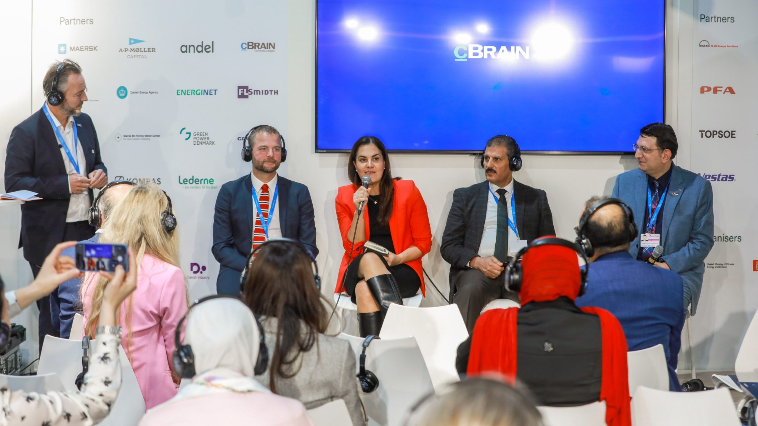 La Directora de la Oficina de Portafolios Globales de UNOPS, Émilie Potvin, participa en una mesa redonda sobre el fomento de la inteligencia artificial en proyectos de energía ecológica.