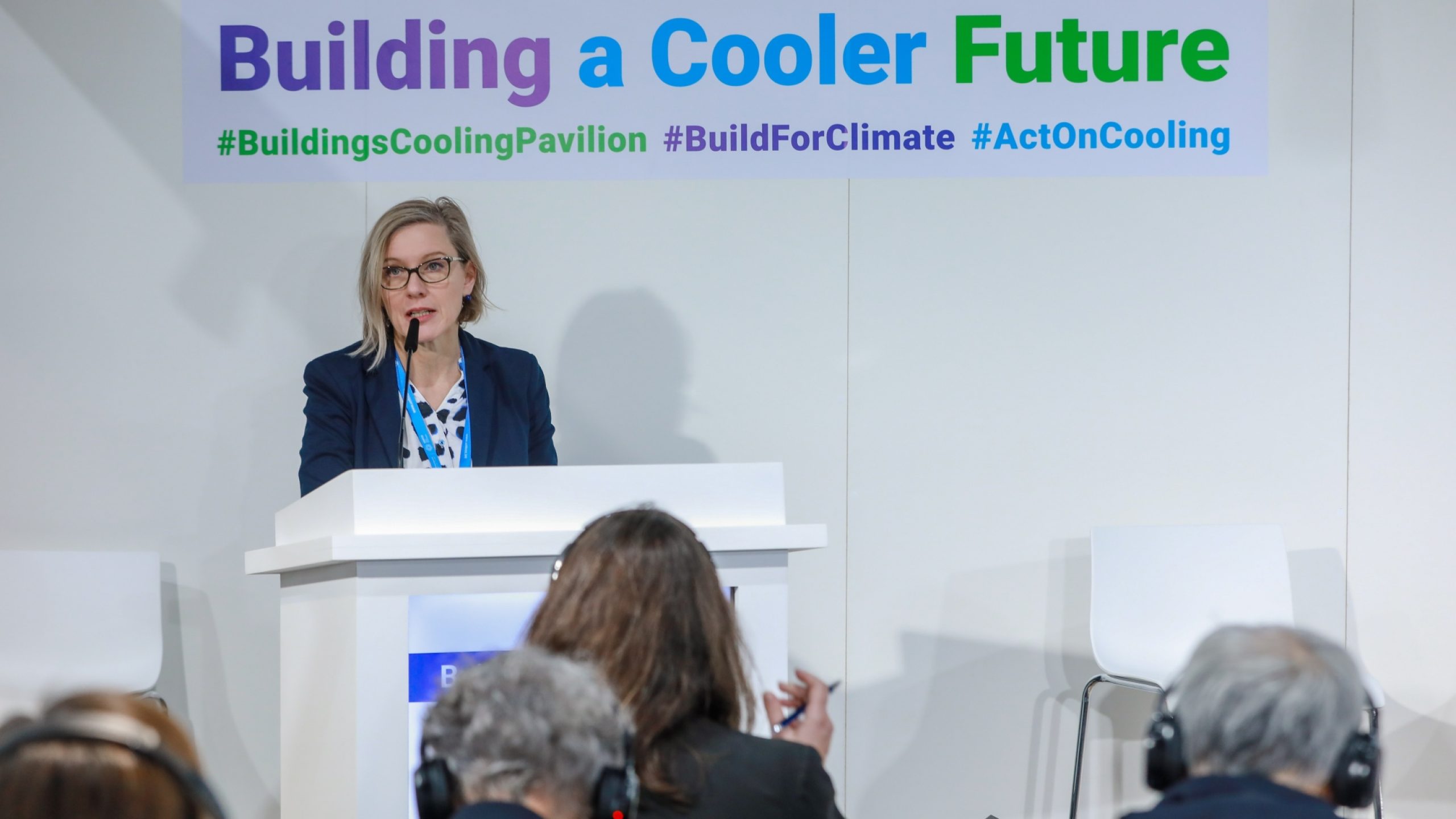 Samantha Stratton-Short, Jefa de Iniciativas Estratégicas de UNOPS, presenta el conjunto de herramientas “Hojas de ruta para la acción climática” en un evento de la COP29.