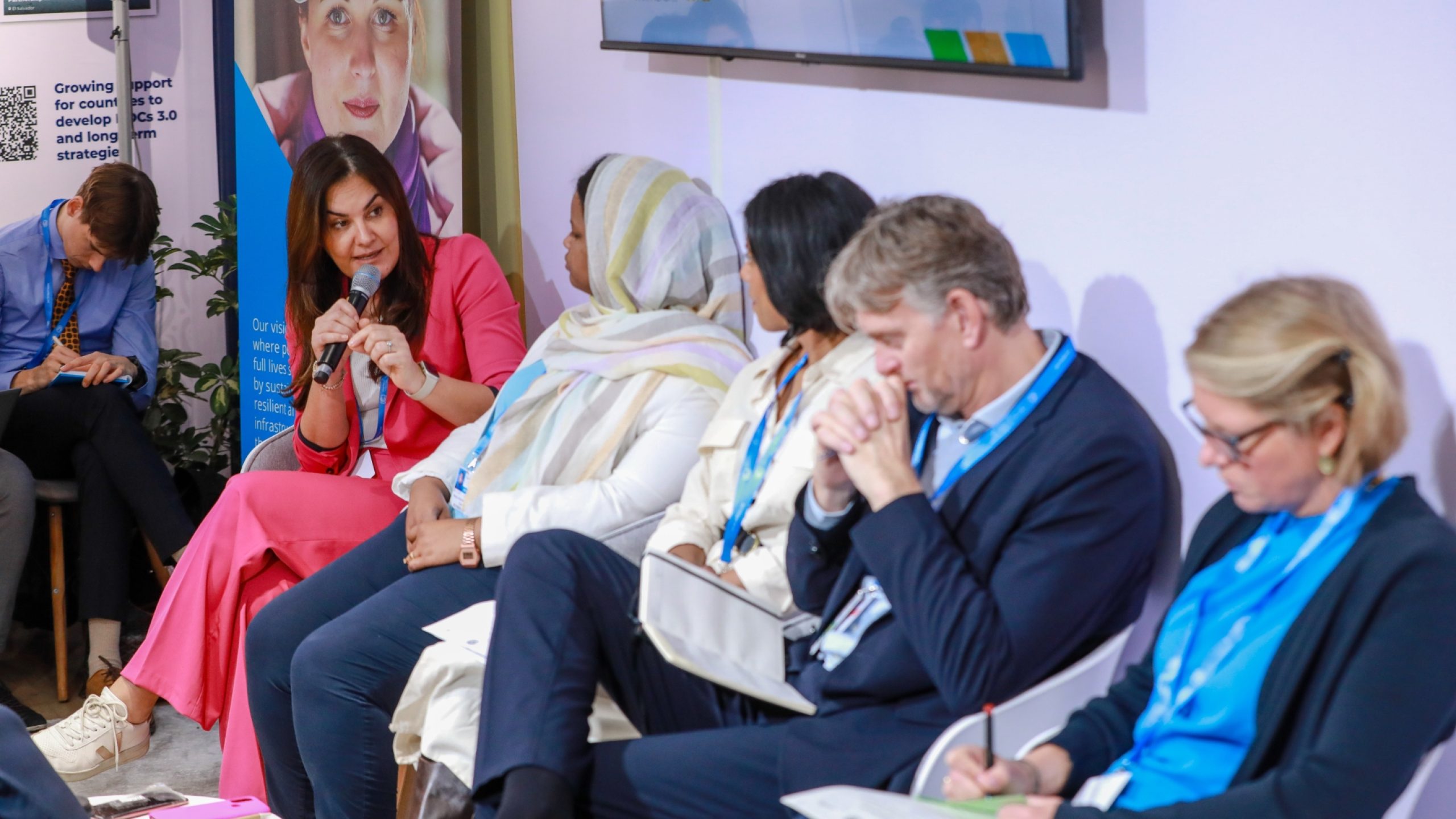 UNOPS participa en un debate que explora los vínculos fundamentales entre la resiliencia climática y la paz en el pabellón de la Alianza para las Contribuciones Determinadas a nivel Nacional (CDN).