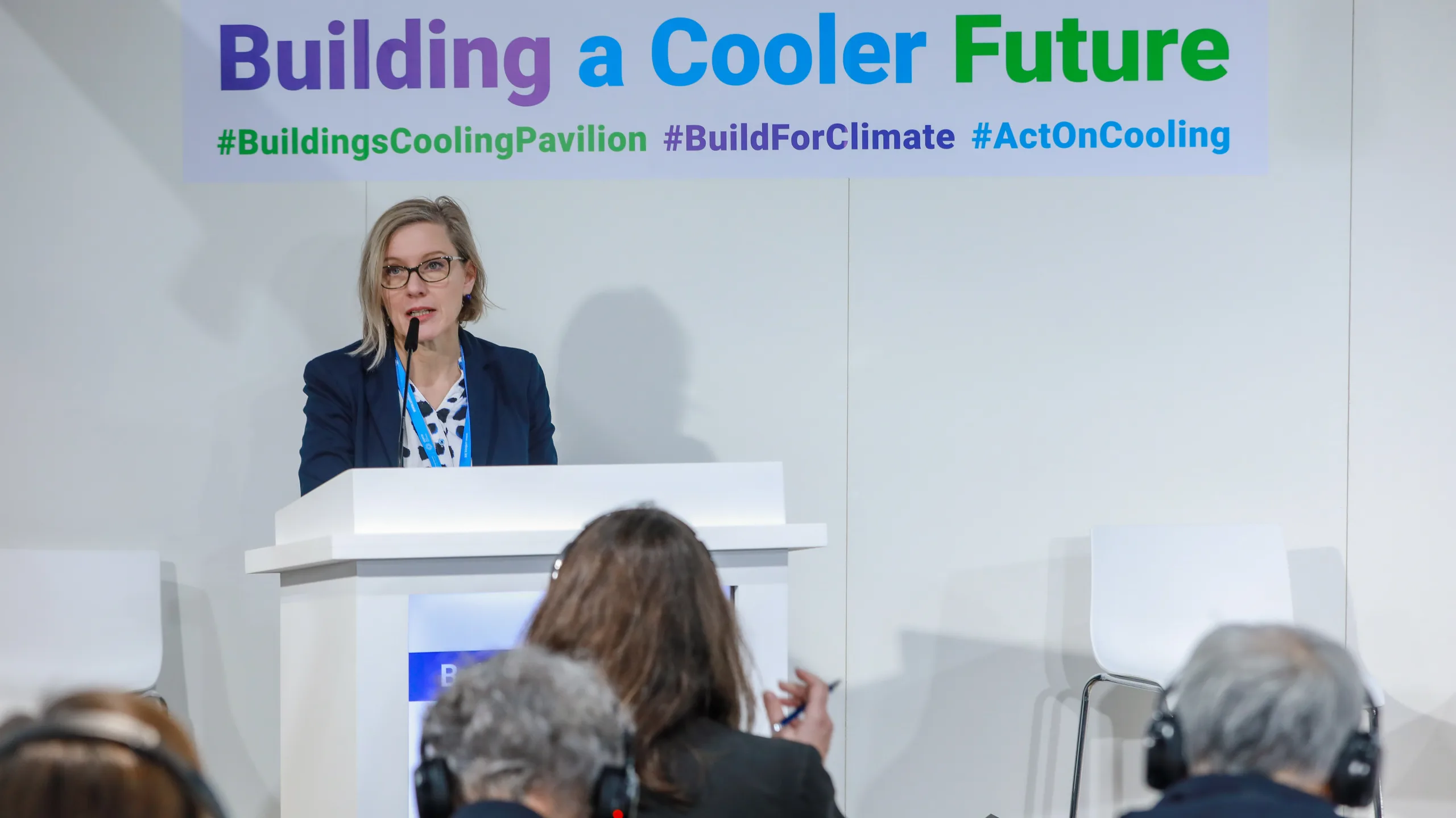 Samantha Stratton-Short, responsable des initiatives stratégiques de l’UNOPS, participant au lancement de l’ensemble d’outils sur l’élaboration de feuilles de route pour la lutte contre les changements climatiques dans le cadre de la COP 29.