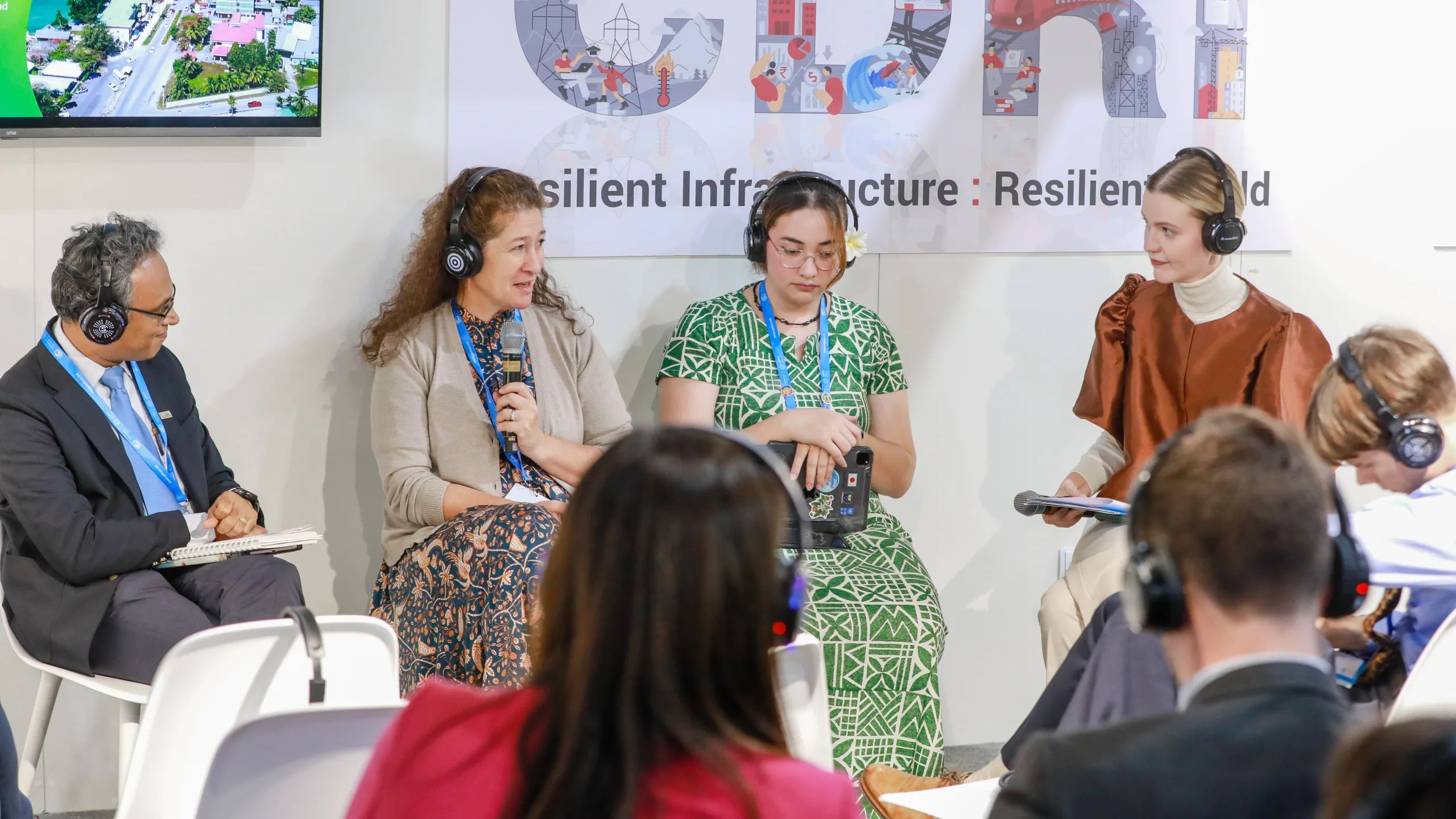 Simonetta Siligato, conseillère principale au sein du bureau de l’UNOPS pour l’Asie et le Pacifique, participant à un événement visant à étudier des idées novatrices permettant de protéger les infrastructures sanitaires et côtières essentielles des petits États insulaires en développement.