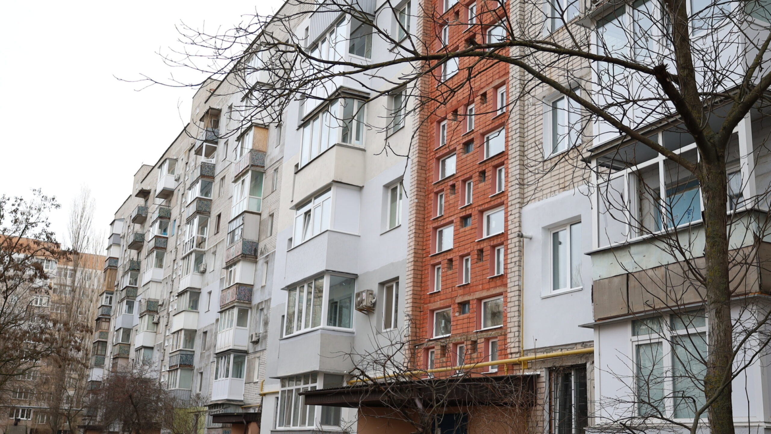 Residents of this multi-apartment building in Mykolaiv are better prepared for cold winters now that UNOPS has restored windows and balconies damaged by blast waves.