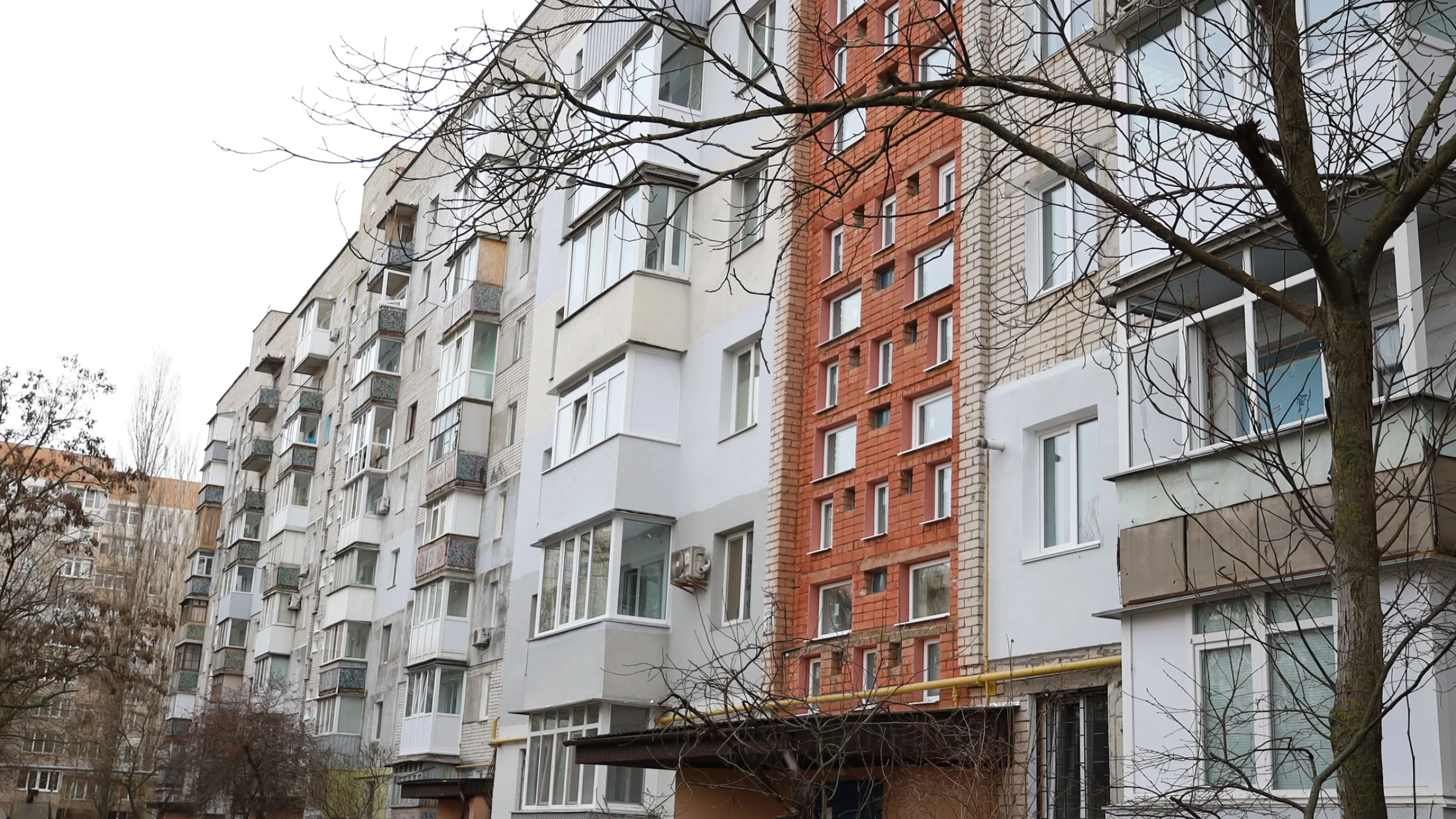 Les résidentes et résidents de cet immeuble de Mykolaïv sont en meilleure position pour affronter les hivers froids depuis que l’UNOPS a restauré des fenêtres et des balcons endommagés par les ondes de souffle.