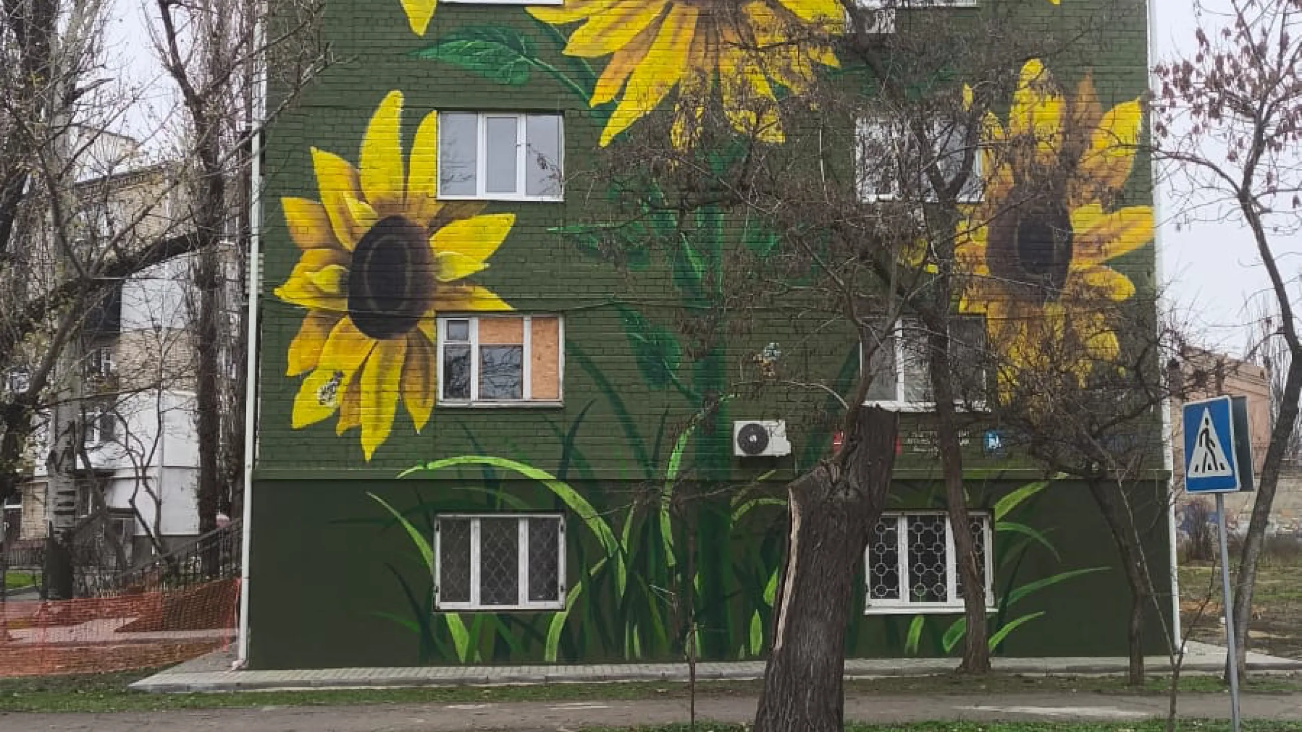 L’un des immeubles résidentiels restaurés par l’UNOPS est orné d’une peinture murale faisant apparaître des tournesols, une culture importante en Ukraine.