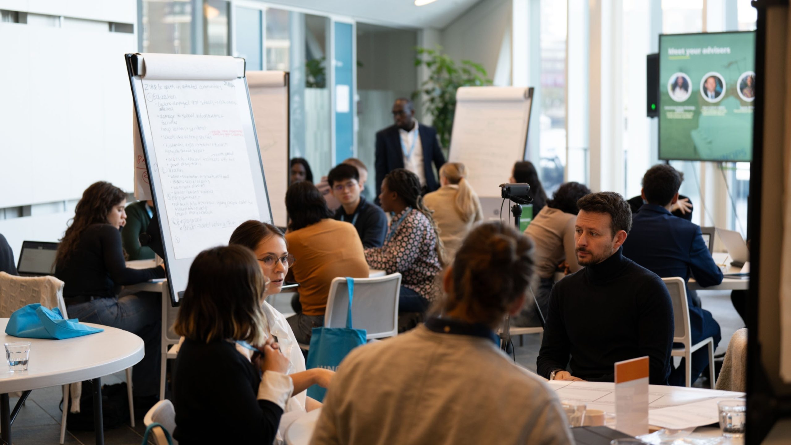 En el climathon de UNOPS con motivo de la COP29, celebrado en UN City en Copenhague, la juventud se reunió para idear soluciones innovadoras para desarrollar resiliencia a largo plazo.