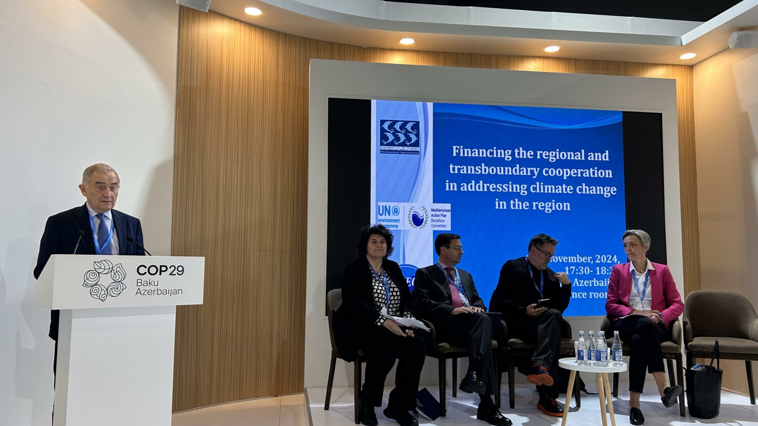 La Directora de la Oficina Multipaís de UNOPS en Austria, Freya von Groote, participa en una mesa redonda sobre cooperación regional y transfronteriza para hacer frente al cambio climático, organizada por el Gobierno de Azerbaiyán.