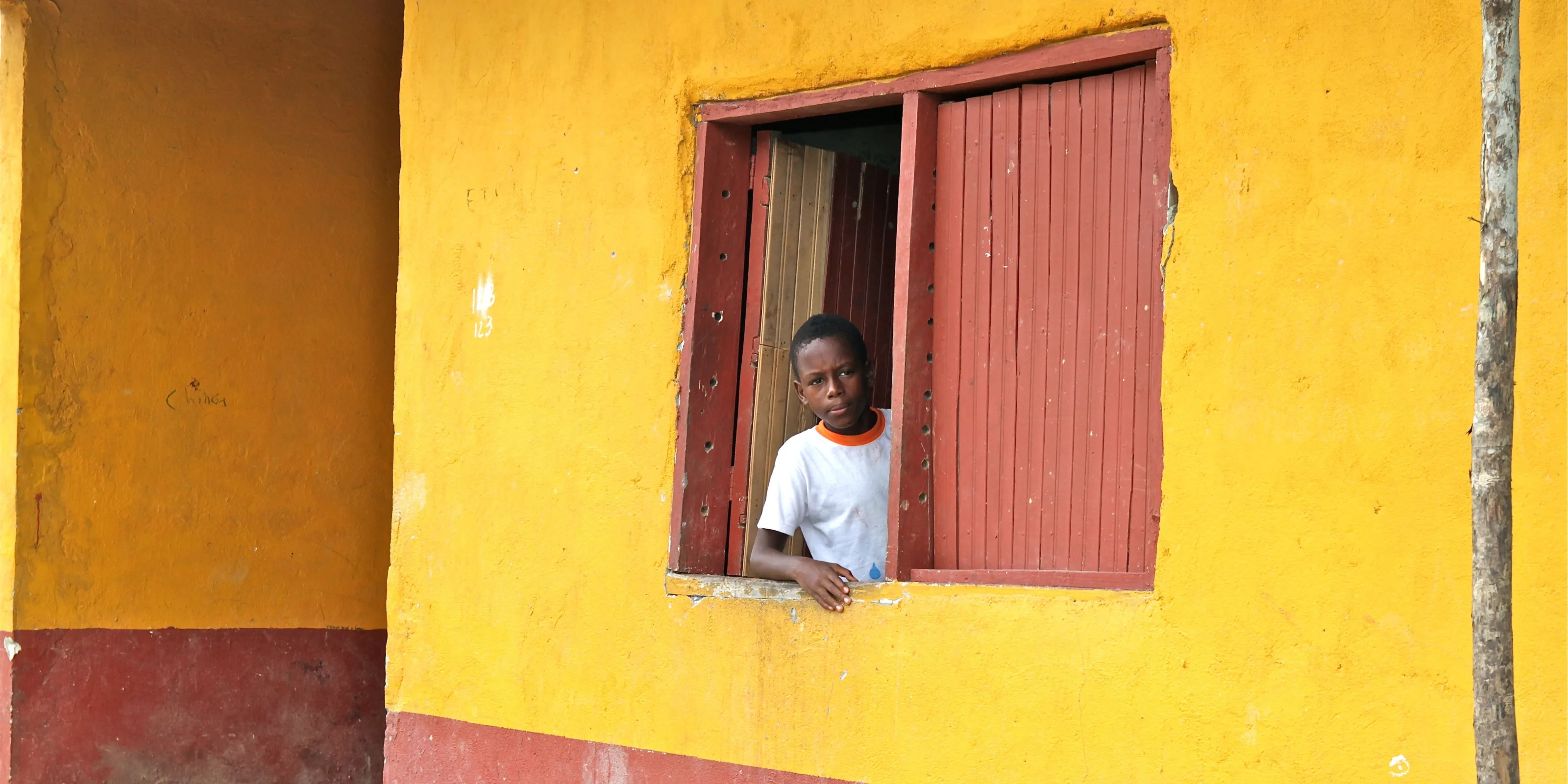 Project: In partnership with the Government of Colombia, Department of Social Prosperity, UNOPS improved housing conditions in Chocó, Bolívar, Atlántico and Magdalena. UNOPS work included improvements to housing and community infrastructure, as well as community social work, teaching sanitary, health and nutrition-related skills to 1,853 families across 17 municipalities; the same number of houses were designed, constructed or rehabilitated. The project also created more than 2,500 jobs for locals.