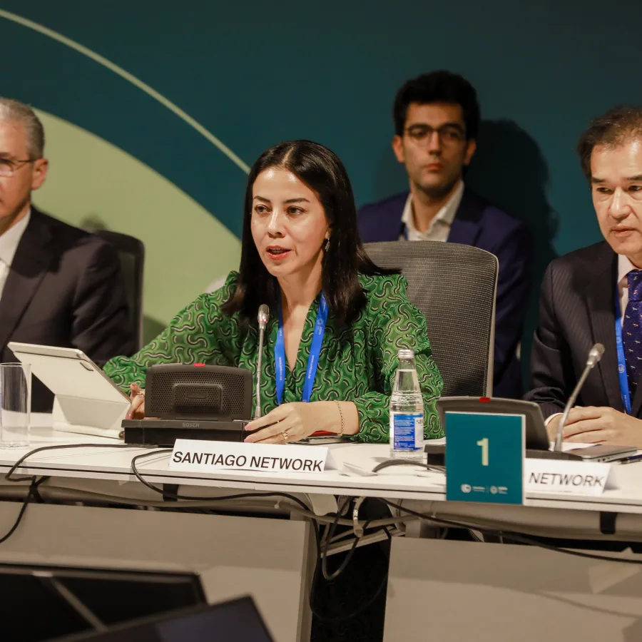Carolina Fuentes Castellanos, directrice du secrétariat du Réseau de Santiago, animant un événement organisé par la présidence de la COP 29.