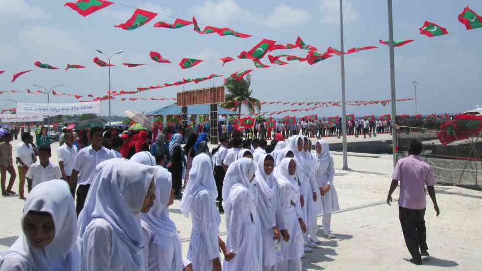 Estudiantes locales de Gadhdhoo durante la ceremonia de inauguración de la red de gestión integrada de recursos hídricos.