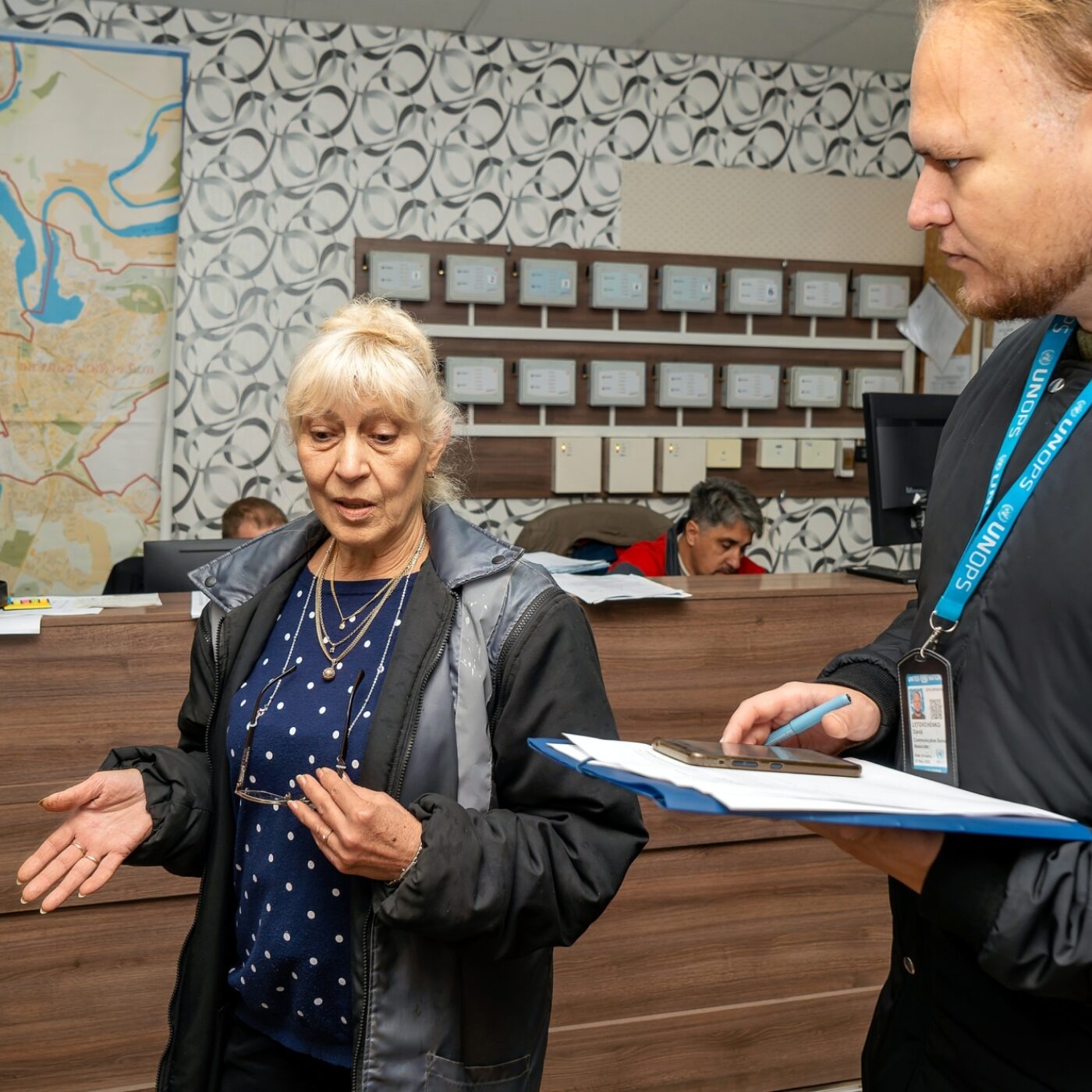Tetiana Orlovska, superviseure d’un district de chauffage de Mykolaiv-obl-teplo-energo, en conversation avec Daniil Lytovchenko, adjoint principal aux communications à l’UNOPS.