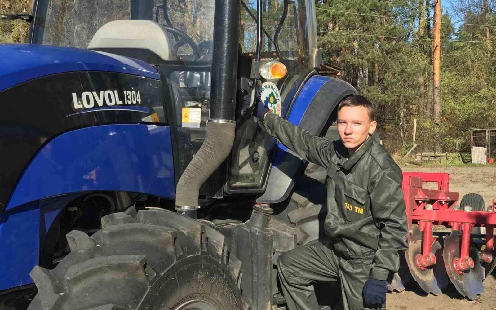 Estudiante de la escuela de formación profesional de Katyuzhanka recibe formación práctica. La escuela prepara a profesionales en sectores como la agricultura y el transporte.