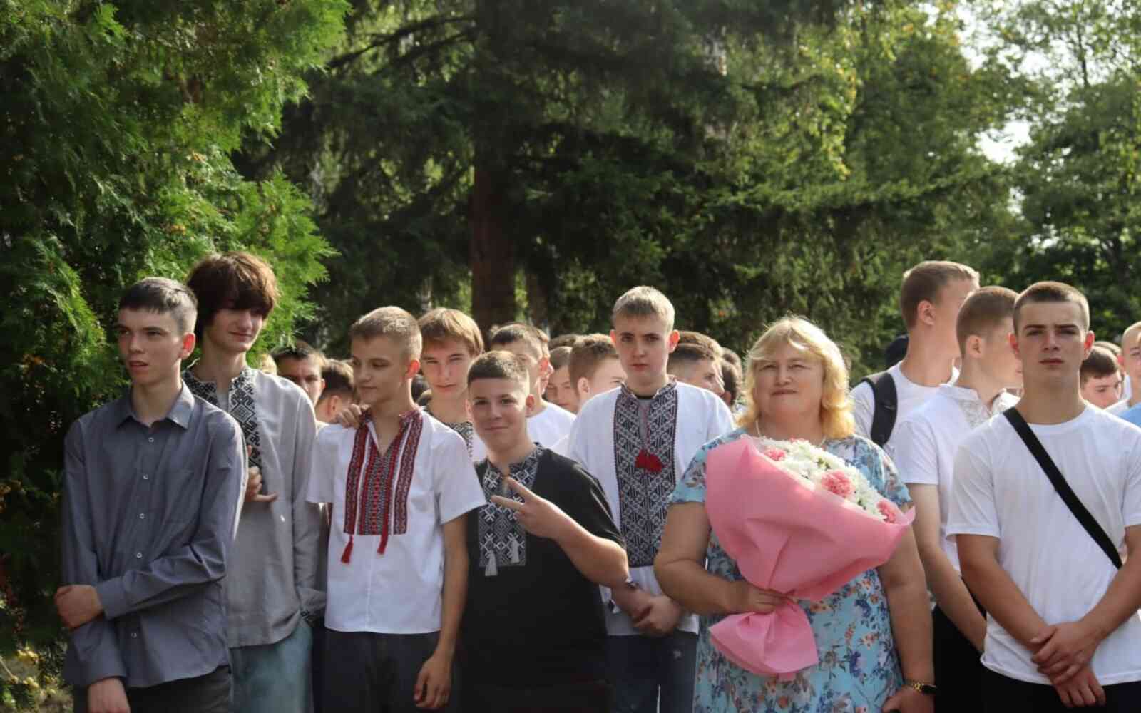 El alumnado y el personal docente se reúnen para marcar el comienzo del nuevo año académico en la escuela.