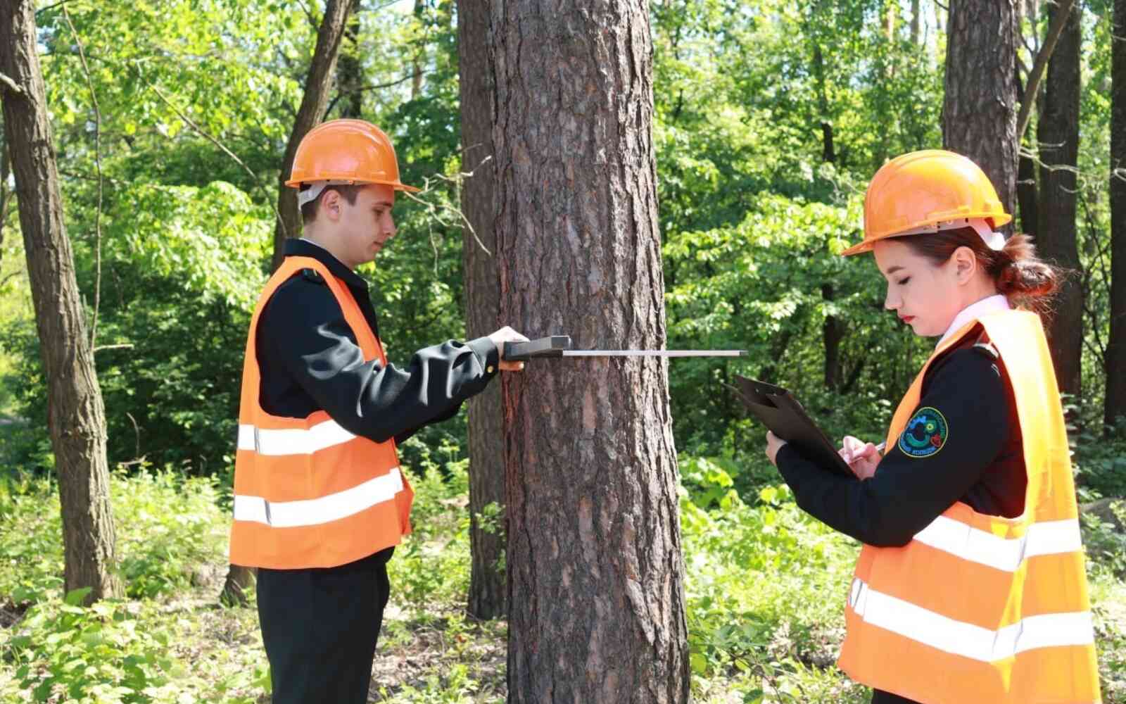 El alumnado de la escuela de formación profesional de Katyuzhanka realiza una capacitación práctica.