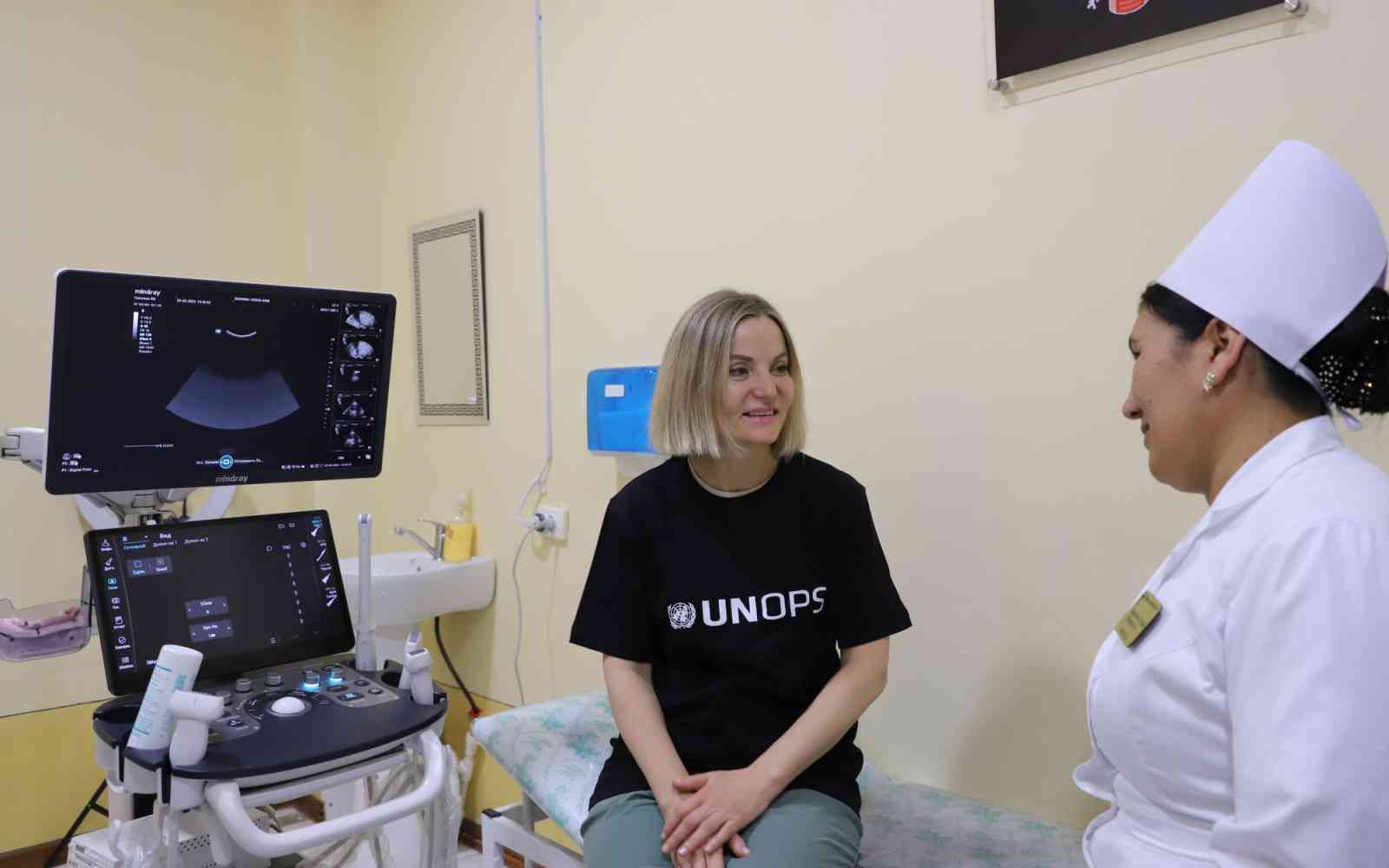 Una trabajadora comparte con el equipo de UNOPS su experiencia en el uso de equipos recién entregados.