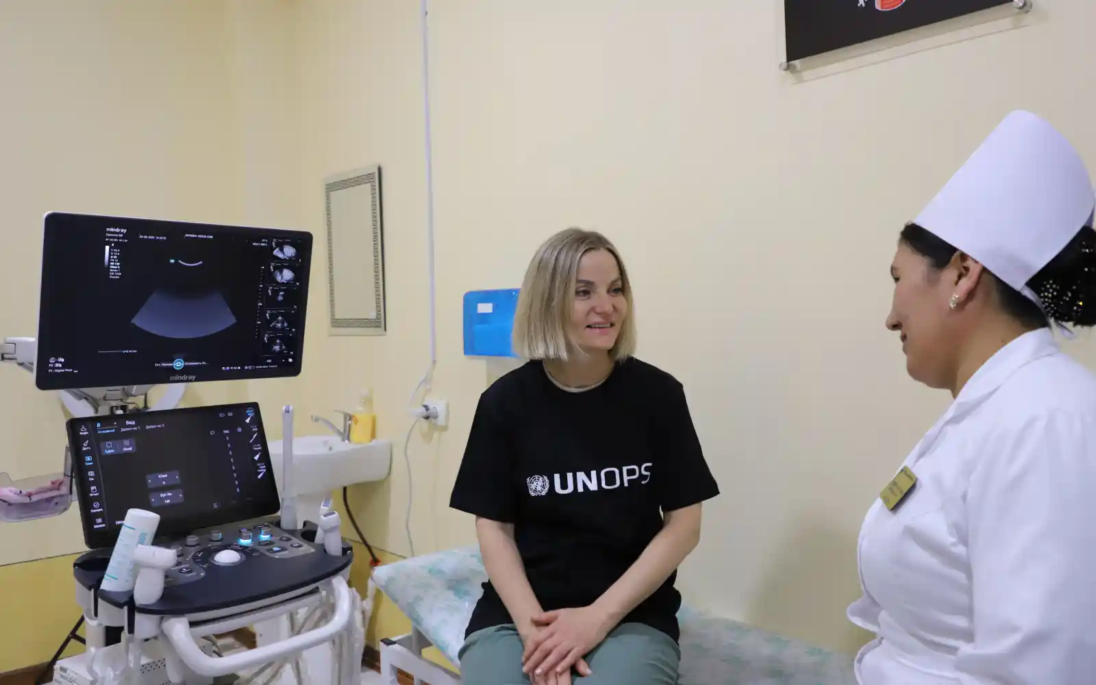 Une travailleuse de la santé fait part de son expérience à l’équipe de l’UNOPS concernant l’utilisation d’équipements récemment livrés.