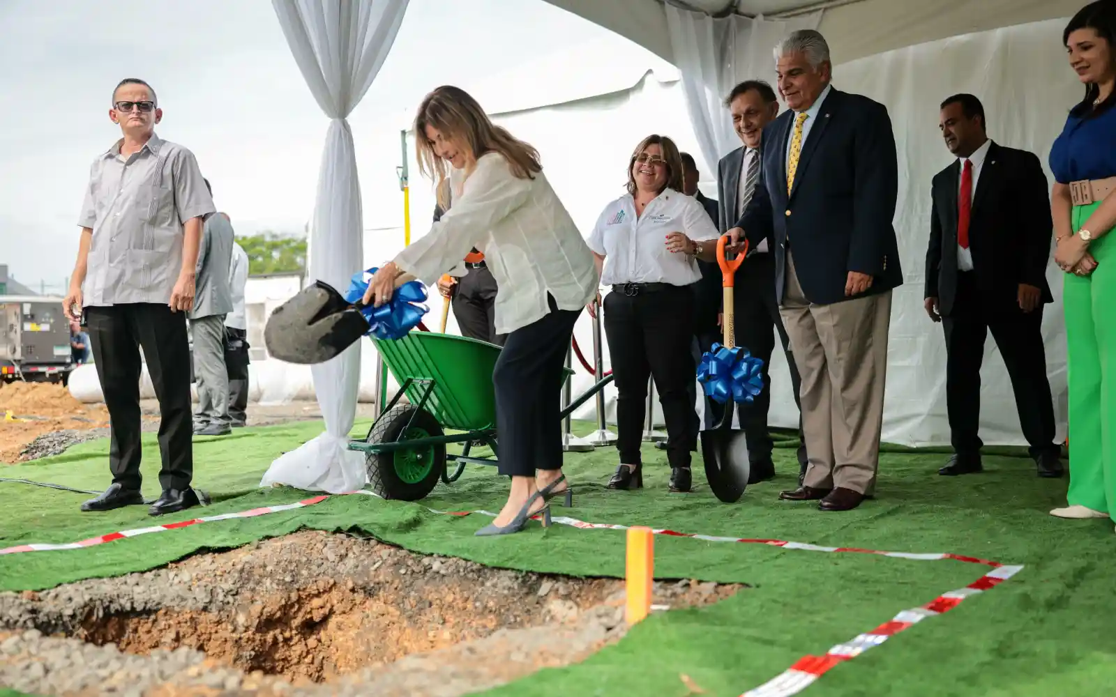 Le président du Panama, le directeur de l’Institut national de formation professionnelle et de développement humain, le directeur du bureau régional de l’UNOPS pour l’Amérique latine et les Caraïbes ainsi que d’autres responsables de haut niveau ont assisté à la cérémonie marquant l’inauguration des travaux.