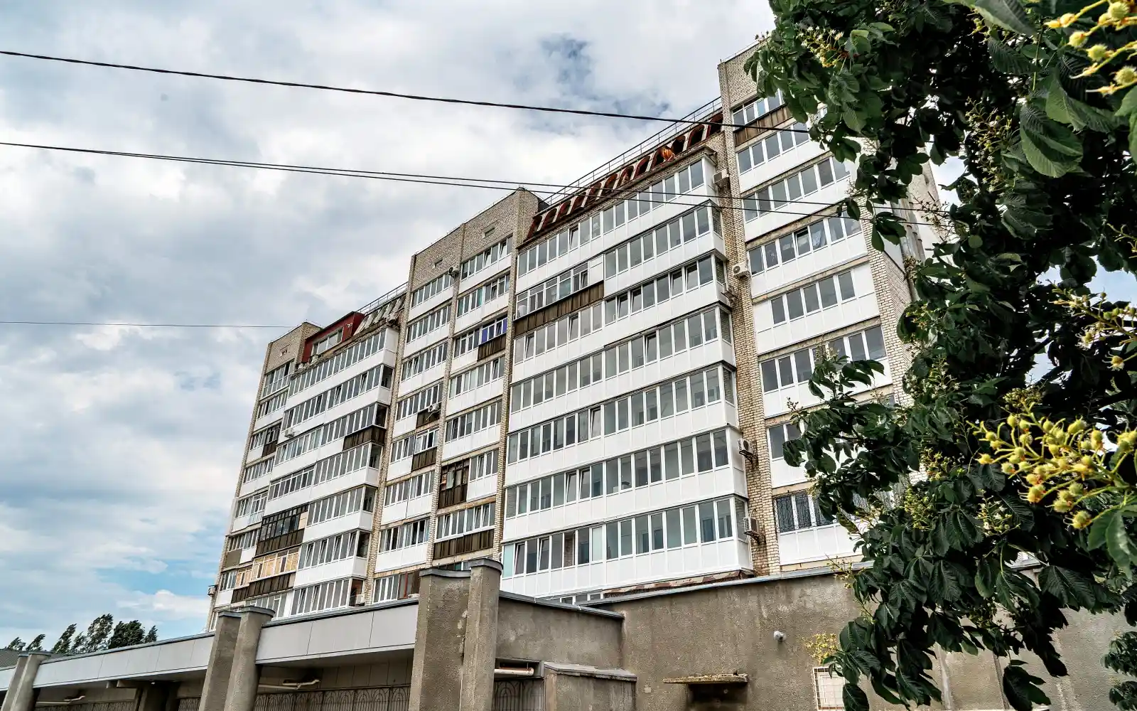 The UNOPS project team, accompanied by representatives of the city authorities and the Danish embassy in Ukraine, inspect and discuss the renovations.