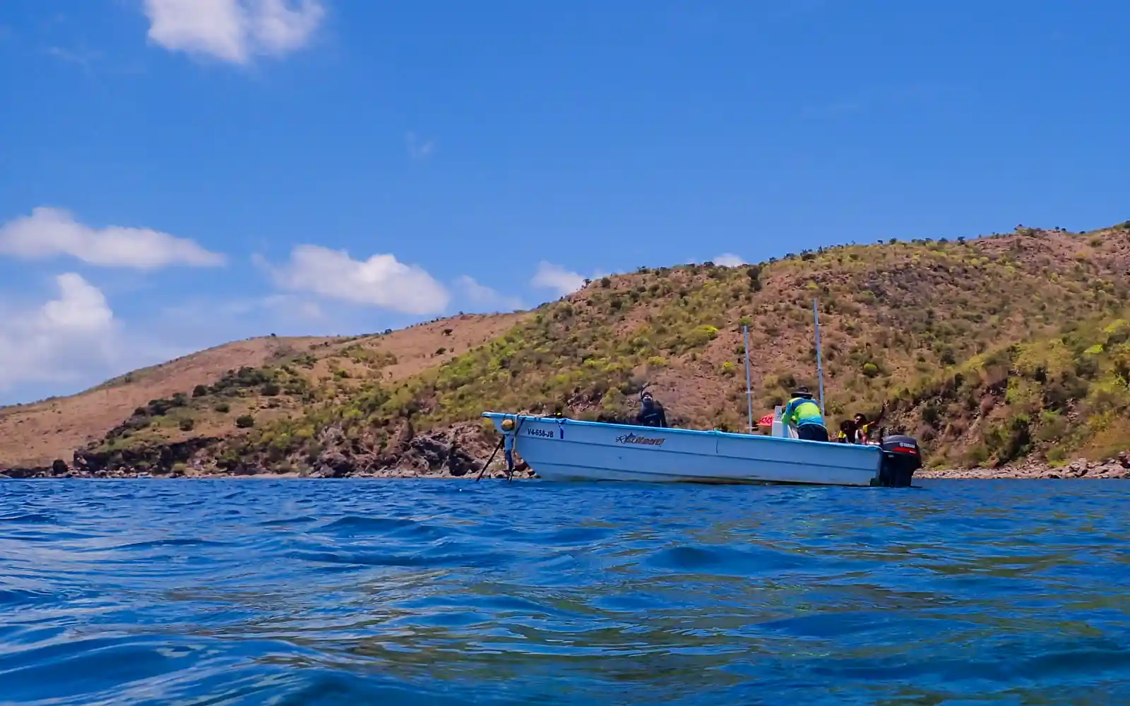 Una pequeña embarcación anclada frente a la costa de Saint Kitts y Nevis apoya las actividades de restauración y monitoreo del medio marino. Los esfuerzos liderados por las comunidades en el marco de la iniciativa PROCARIBE+ están reforzando la gestión sostenible de los océanos y fomentando la resiliencia en las zonas costeras tropicales.
