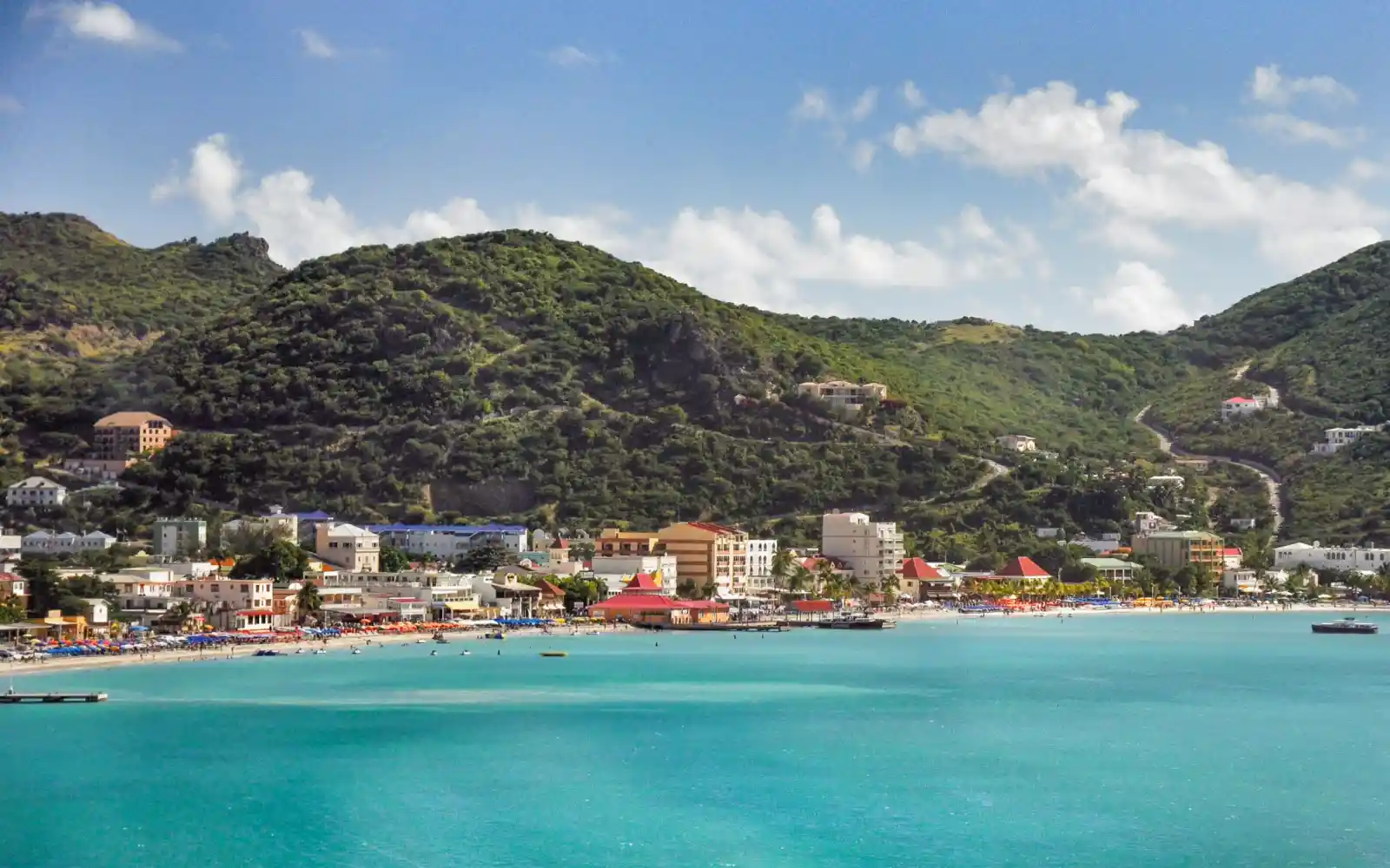 Playa de Great Bay, en Philipsburg (Sint Maarten), una ciudad costera del Gran Caribe donde los ecosistemas marinos sustentan los medios de subsistencia, el turismo y la seguridad alimentaria, que cada vez se ven más afectados por el cambio climático y la degradación ambiental. Fortalecer la gobernanza de los océanos es vital para salvaguardar estas comunidades.