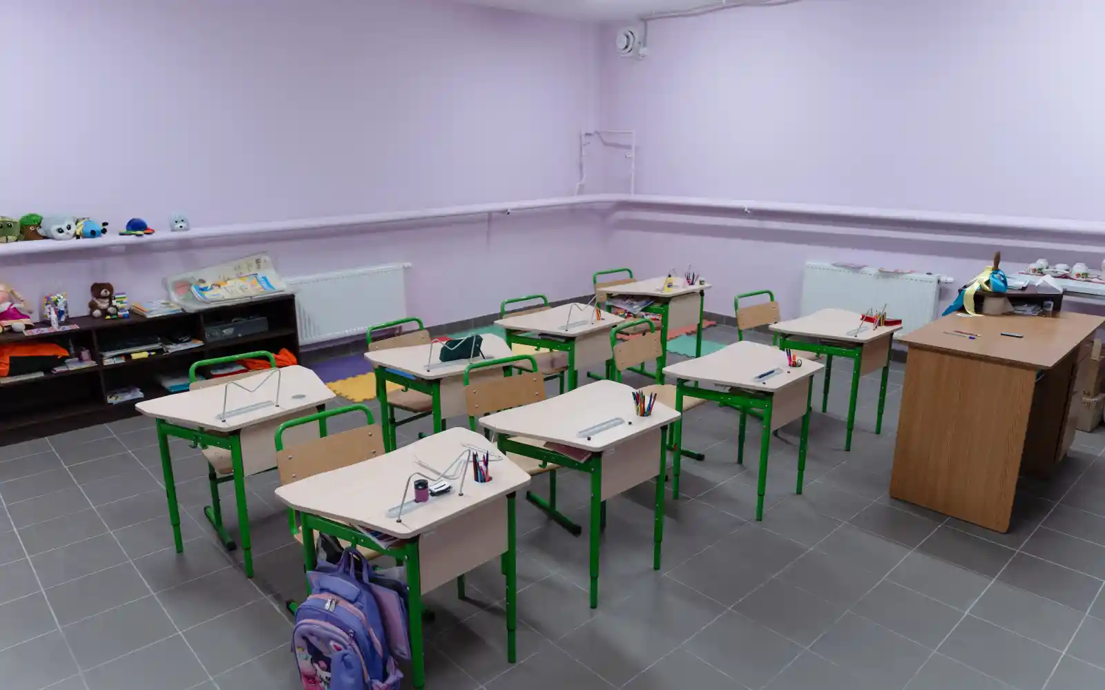 Un aula equipada en el refugio renovado por UNOPS, utilizada por estudiantes de diferentes cursos para diversas actividades extracurriculares.