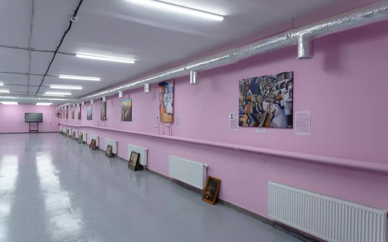 El pasillo del refugio, transformado en una galería de arte por la Directora de la escuela.