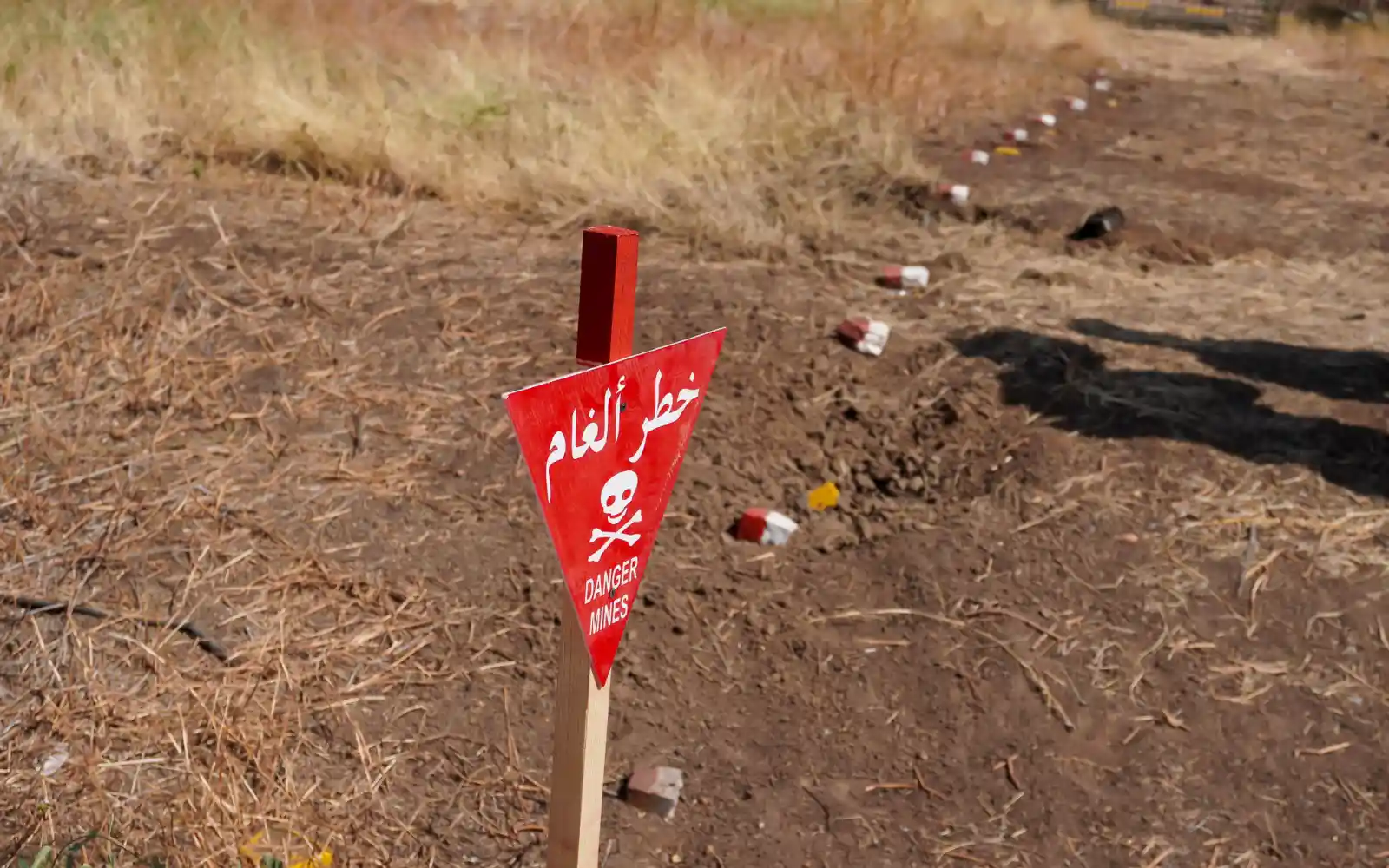 Un panneau d’avertissement signale une zone dangereuse dans le centre de Khartoum. La contamination généralisée limite les déplacements et met en danger les membres de la population civile qui rentrent à leur domicile.