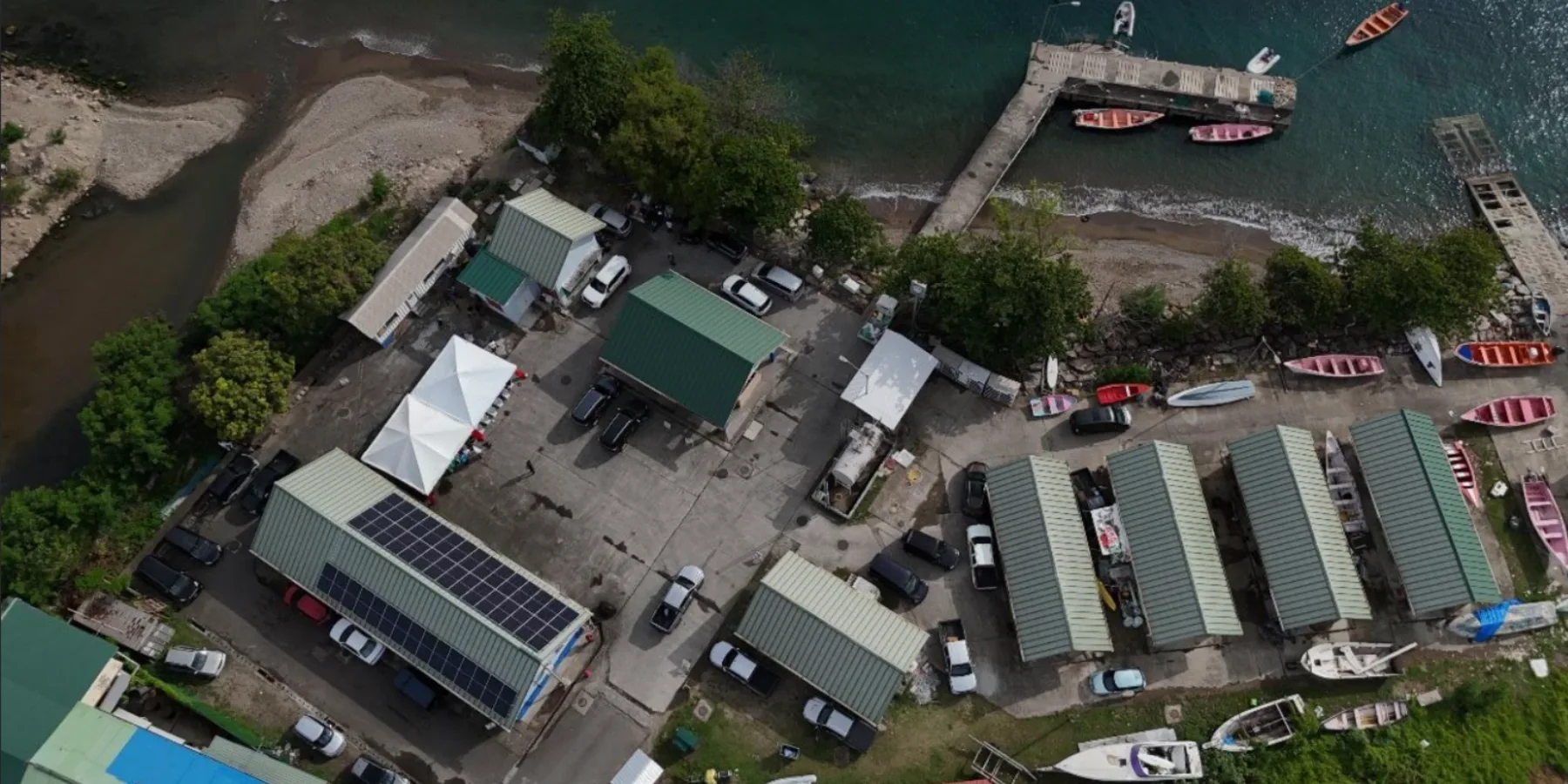 Les locaux de la Soufriere Fishermen’s Cooperative Society sont désormais alimentés par l’énergie solaire (Soufrière, Sainte-Lucie)