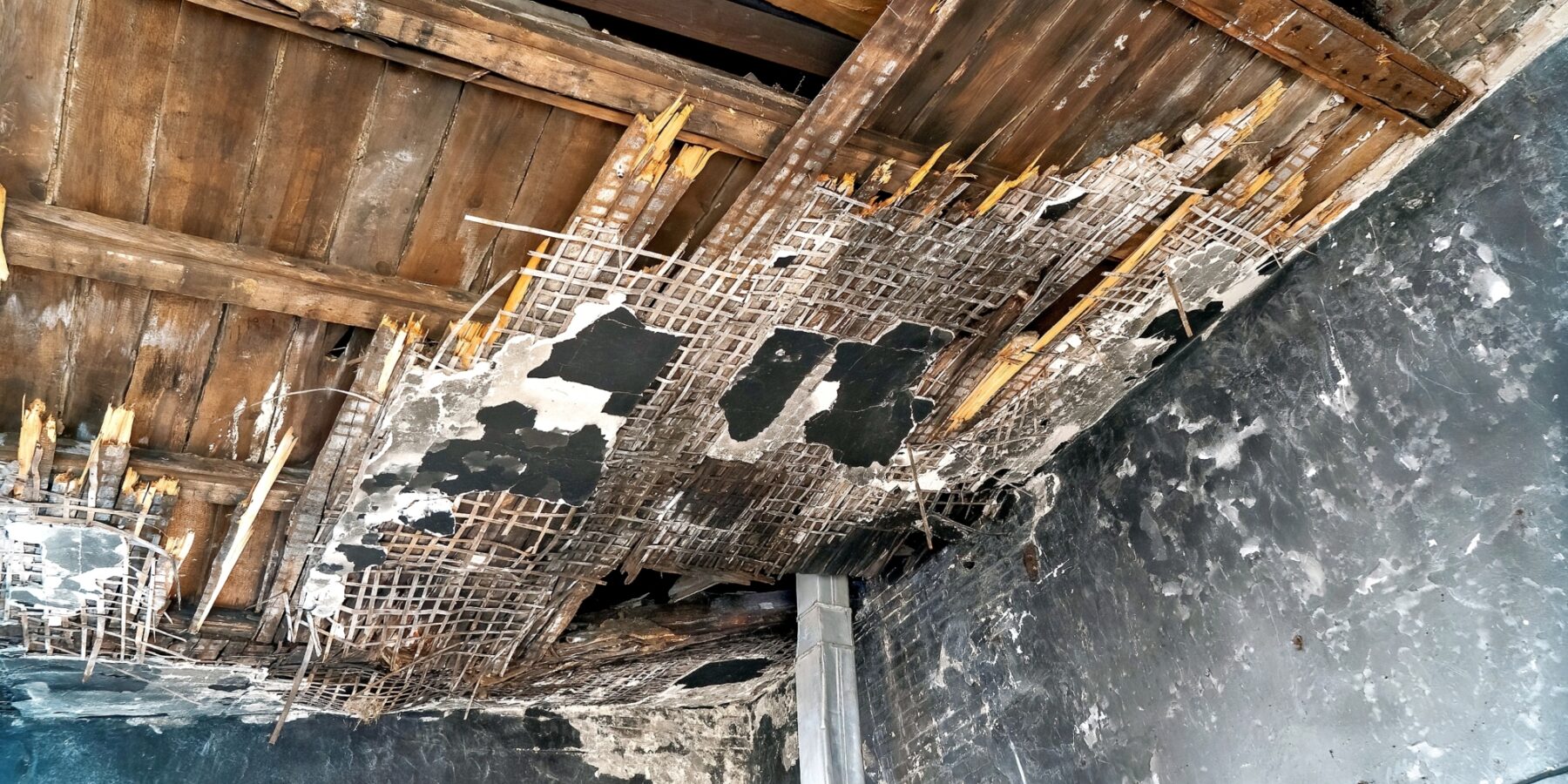 Techo dañado por el fuego en una de las habitaciones de la escuela, antes de que se llevaran a cabo las obras de rehabilitación. Las obras de rehabilitación se centraron en las habitaciones que más habían sufrido los incendios.
