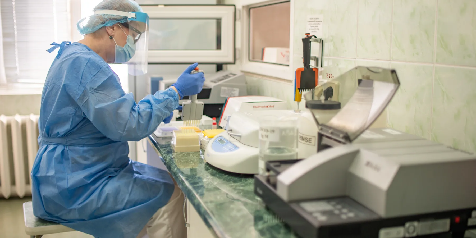 A Station employee is analysing donor blood to make sure it is safe for further use. Photo from March 2023